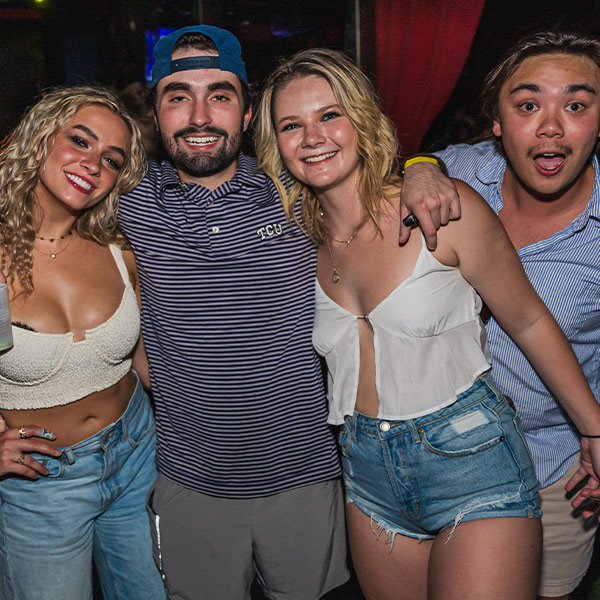 Bar 2909 pation with people having fun